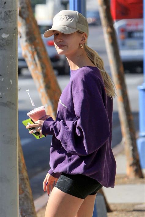 Hailey Bieber 2019 Hailey Bieber Picks Up A Healthy Smoothie In West Hollywood 10