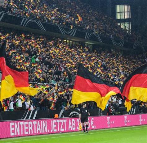 Animierte fußball emojis für vw. sp-Fußball-WM-2014-WC-2014-Flaggen-Verkauf-Boom-Deutschland: Deutschland-Flagge der ...