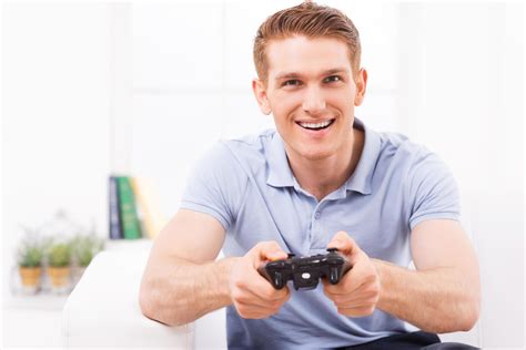 Homme Jouant Au Jeu Vidéo Heureux Jeune Homme Utilisant Un Joystick