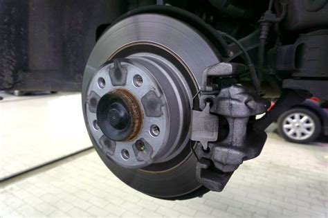 Anhand der funktionsweise der bremsen lässt sich schnell erkennen, dass mit der erzeugten reibung auch. Bremsen wechseln Mercedes R-Klasse - Kosten, Anleitung, wann?