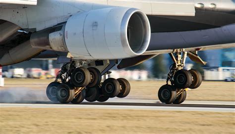 How the landing gear on the 787 Dreamliner works