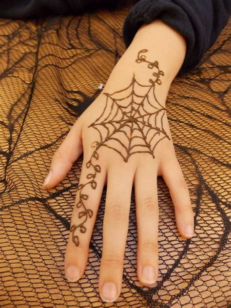 Discover the beauty and power of henna tattoos with these gorgeous, versatile designs. Halloween spiderweb | Henna tattoo designs, Henna designs, Henna