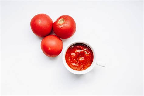 Tomato Slice On White Background Top View Creative Commons Bilder