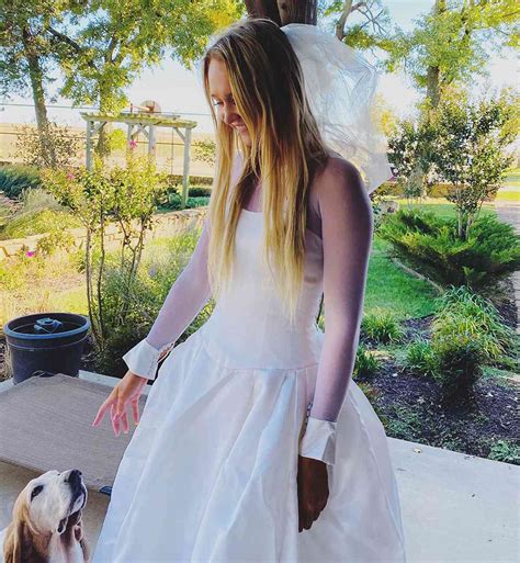 Ree Drummonds Daughter Paige Tries On Moms 1996 Wedding Dress
