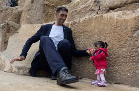 The Worlds Tallest Man Hung Out With The Worlds Shortest Woman And
