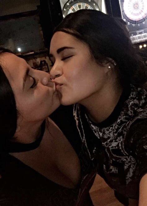 Picturebest Friends Kissing Porn Pic