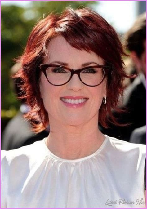 short hairstyles for women over 50 with glasses