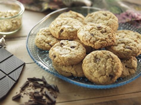 Spicy chai molasses cookies are soft and chewy on the inside with deliciously crispy edges. Trisha Yearwood Chocolate Chip Cookies | KeepRecipes: Your ...