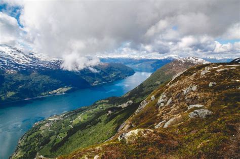 Loen Et Le Norfjord Une Blonde En Norvègeune Blonde En Norvège