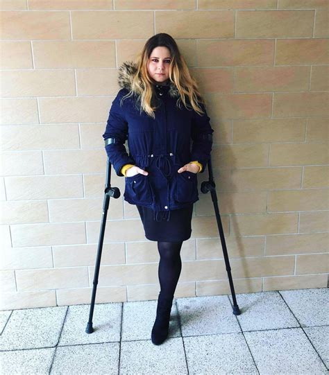 Девушки на костылях Amputee Woman On Crutches Page