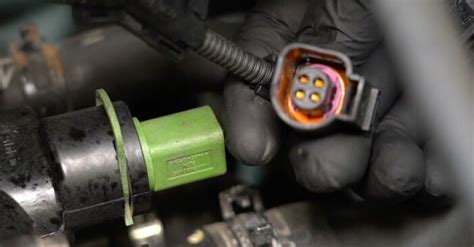 Jak wymienić termostat układu chłodzenia w VW Golf 4 poradnik naprawy