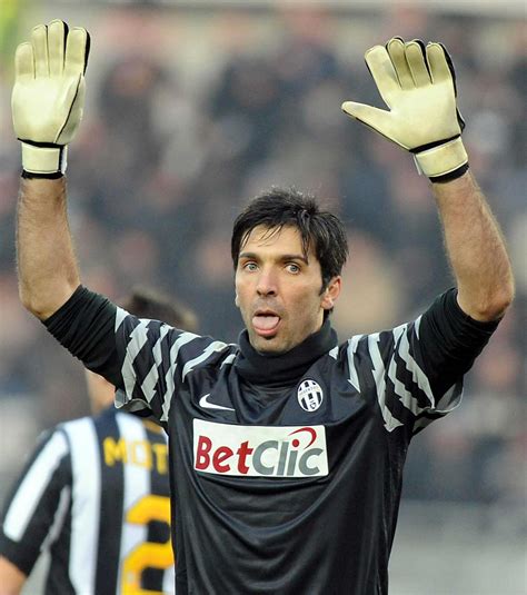 As gianluigi buffon lifted the coppa italia trophy aloft last night in reggio emilia in what will likely be his final game for juventus, his history with the trophy tells a story of his enduring. Serie A : "La grève ? Une fumisterie", pour Gianluigi Buffon