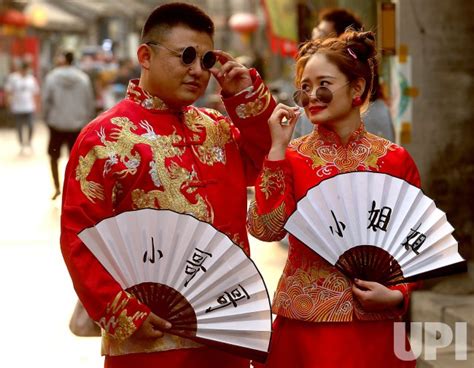 Photo Chinese Newlyweds Pose For Photographs In Beijing China