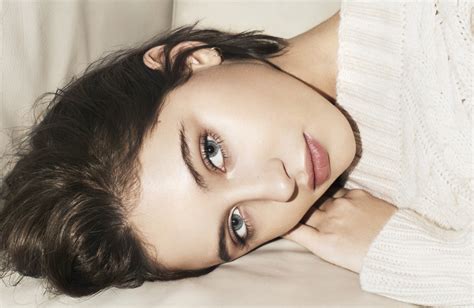 Here S How To Look Like Iris Law In Her New Burberry Beauty Campaign