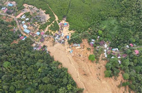 Bencana Tanah Longsor Di Serasan Antara Foto