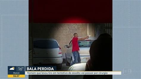 Vídeo Homem é atingido por bala perdida em tentativa de assalto em