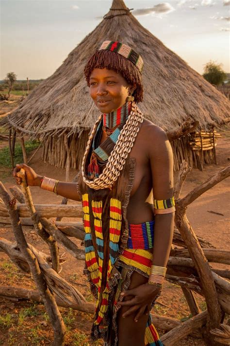 部族のアフリカの女の子のアップスカート WhitterOnline