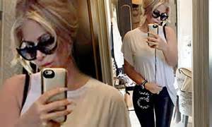 Kim Zolciak Shares A Mirror Selfie After Hitting Back At Critics With