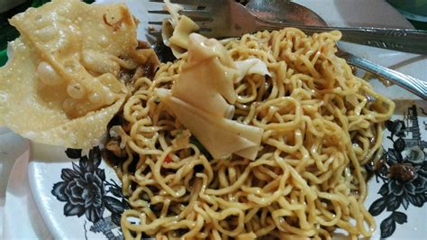 Anda bisa membuat aneka macam mie ayam yang ada di indonesia. 10 Jajanan Pasar Favorit yang Mudah ditemui - Yurmawita's Blog