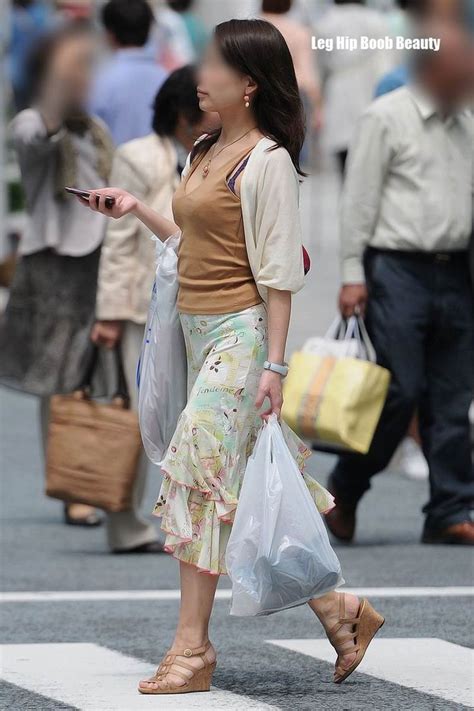 【熟女街撮り盗撮エロ画像】若く着飾っても年齢には勝てない三十路・四十路・五十路のおばさんたちを隠し撮りww エロ画像ミルナビ