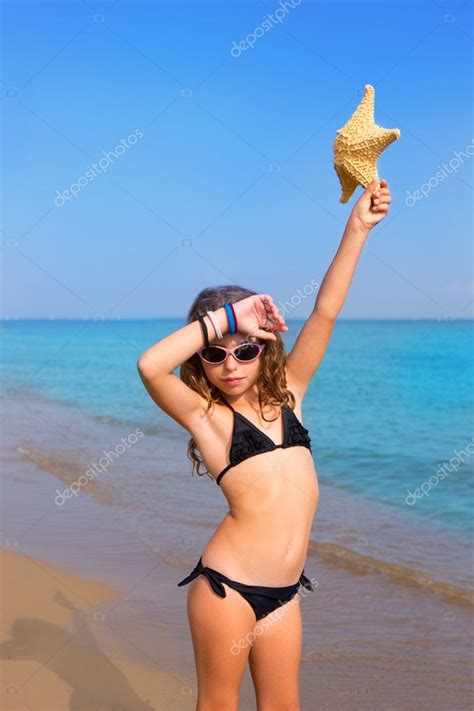 blauen Strand Mädchen mit Seestern Bikini und Sonnenbrille Stockfoto