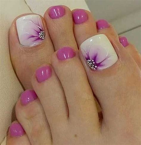 These ones are by essence, but you can do this design using any white floral. Stylish Toenail Art You Need to Try | Pretty toe nails ...