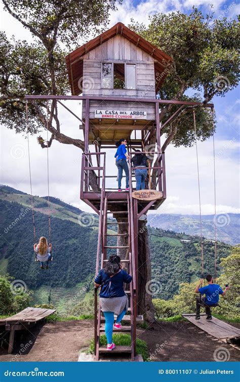 Oscilación Gigante De La Casa Del árbol En Los Andes En Banos Ecuador