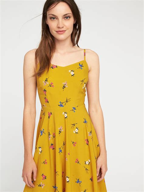 Because packing and mail order shipping is so bonkers this time of year, and shipping companies are overwhelmed, old navy is offering a special. Old Navy Tall Fit & Flare Cami Dress - $15 | Vestidos ...