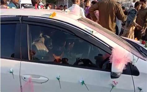 سیالکوٹ؛ پی ٹی آئی کارکنوں کا احتجاج بارات اور دلہا کی گاڑی بھی احتجاج میں پھنس گئی
