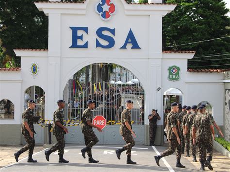 Segundo o último edital esa, o soldo inicial para a patente de 3º sargento é de r$ 3.825, acrescido dos adicionais militar e de especialização, fazendo a remuneração final chegar até r$ 5.049,00. SAIU Concurso ESA 2020: edital com 1.100 vagas para nível médio