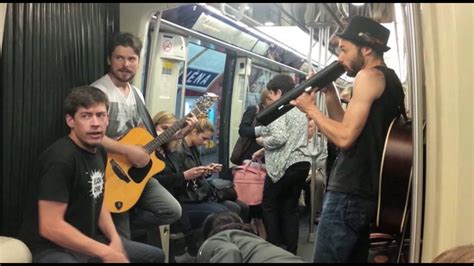 Il secousses d'une adolescente dans l'ensemble, ce mec audacieux était assis dans le train, juste en face de l'adolescente chaude que jamais. Le groupe TALES dans le métro parisien - YouTube