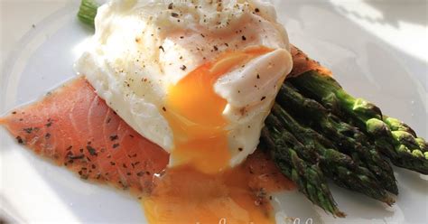 If you are a smoked salmon lover, this is the breakfast hash recipe for you! GoodyFoodies: Recipe: Poached egg with smoked salmon and ...