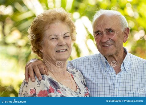 Pareja De Ancianos Sonriendo Foto De Archivo Imagen De Viejo Afecto