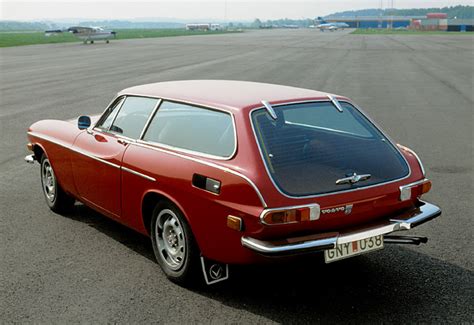 The 1800 was volvo's period sports car, best known for its dramatic fins and the fact that the saint (played by roger. Volvo P1800 - There's a Wagon!? | One Car Garage
