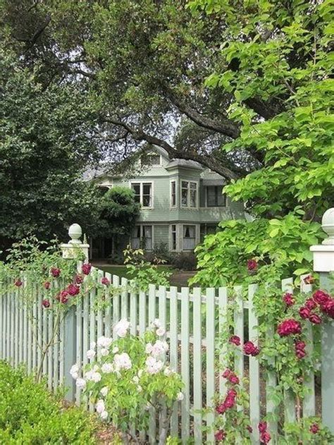 Stylish 20 Awesome Farmhouse Garden Fence For Winter To Spring