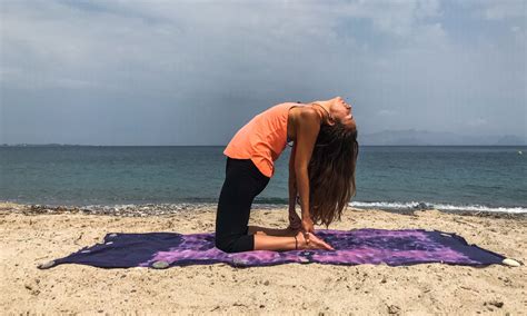 All About Beach Yoga A Sandy Sequence With Tips And Tricks Yogaiowa