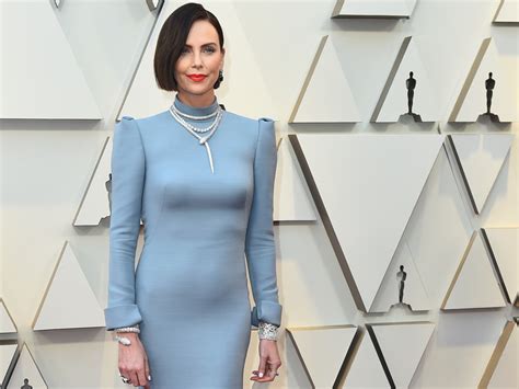 Oscars 2019 Charlize Theron Shows Off New Brunette Hair On Red Carpet