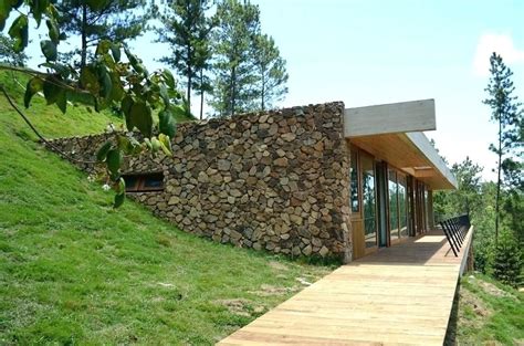 Building Into A Hillside Modern Earth Shelter Homes Built Into The