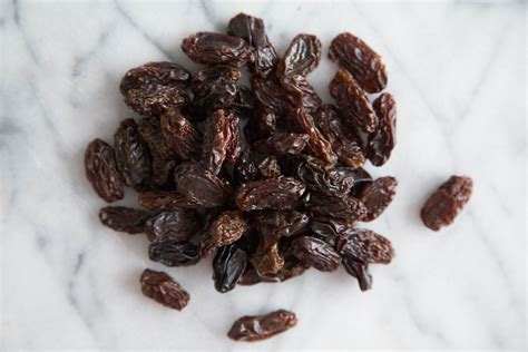 Whats The Difference Between Raisins Sultanas And Currants Sultana Raisin Healthy Sweeteners