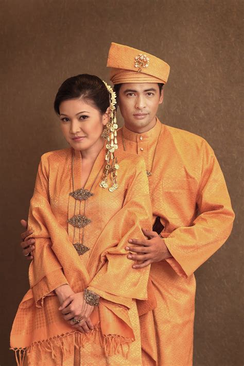 new cara menjahit baju kurung moden paling simple (tiada dat, tiada zip & leher belah depan). Songket tradisional (With images) | Malay wedding dress ...