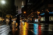 fondo de pantalla de ciudad lluviosa,lluvia,noche,área urbana,paraguas ...