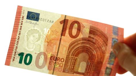 Pendant les trois premières années d'existence, l'euro était une monnaie « invisible », uniquement utilisée en comptabilité2. Le nouveau billet de 10 euros dévoilé