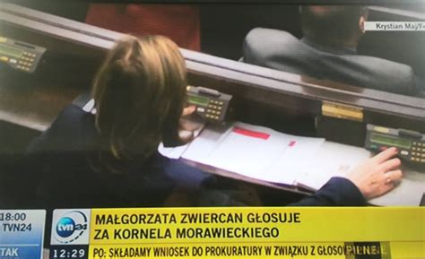 Podczas wieczornego piątkowego głosowania sejm zdecydował, że 6 grudnia 2020 r. W Sejmie głosowanie na ''dwie ręce''. Morawiecki zrzeka ...