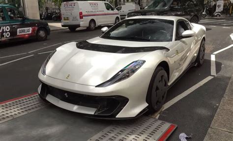 Ferrari 812 Competizione Per La Prima Volta In Strada A Londra Video