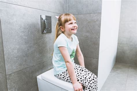 joyeuse fille assise sur les toilettes télécharger des photos gratuitement