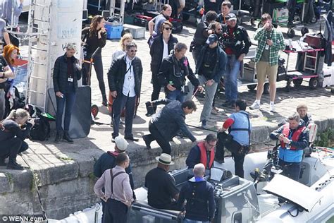 Tom Cruise Shoots Spectacular Stunt Sequence In Paris Daily Mail Online