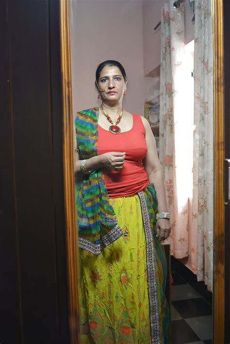 Saree Remove Pics Of Girls Aunties Bhabhi And Housewife