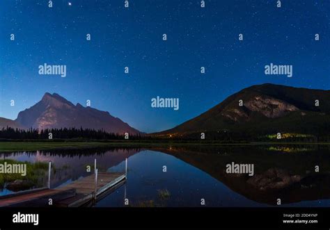 Vermilion Lakes Mirador Por La Noche Lleno De Estrellas Sobre El Monte