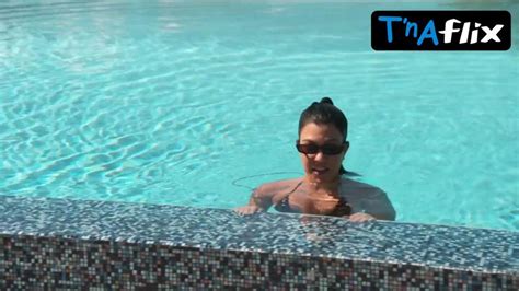 Kourtney Kardashian Bikini Scene In Keeping Up With The Kardashians