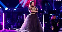 Kelly Clarkson performs duet of 'I'm Every Woman' with 'Voice ...